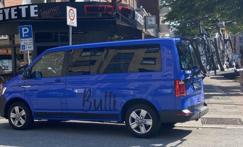 Blau Gebraucht 2017 VW Multivan Van / Kleinbus | 31.500 € (Fairer Preis) - Bild 1/4