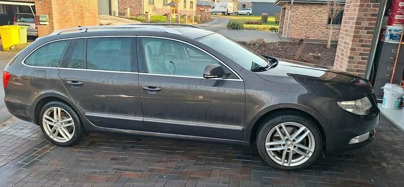 Braun Gebraucht 2011 Skoda Superb Kombi | 3.900 € (Superpreis) - Bild 1/4