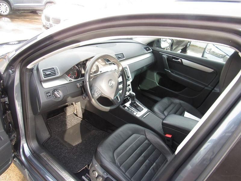 Gebraucht VW Passat Highline 140 PS (102 kW) 2012 Grau Kombi