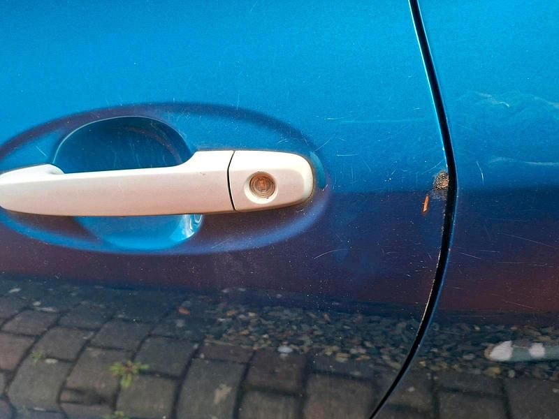 Gebraucht Toyota Yaris 99 PS (72 kW) 2011 Blau Kleinwagen