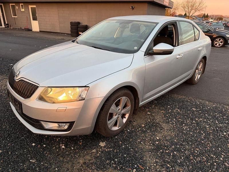 Silber Gebraucht 2016 Skoda Octavia Style Limousine | 6.000 € (Fairer Preis) - Bild 1/4