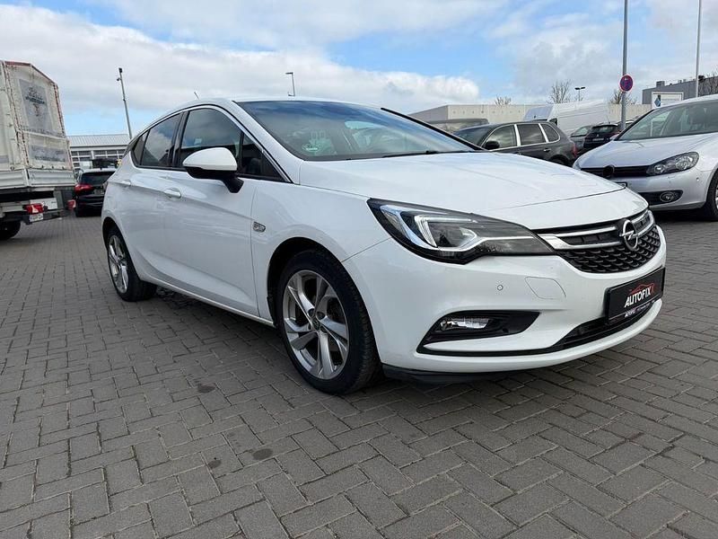 Gebraucht Opel Astra Dynamic 125 PS (91 kW) 2015 Weiß Limousine