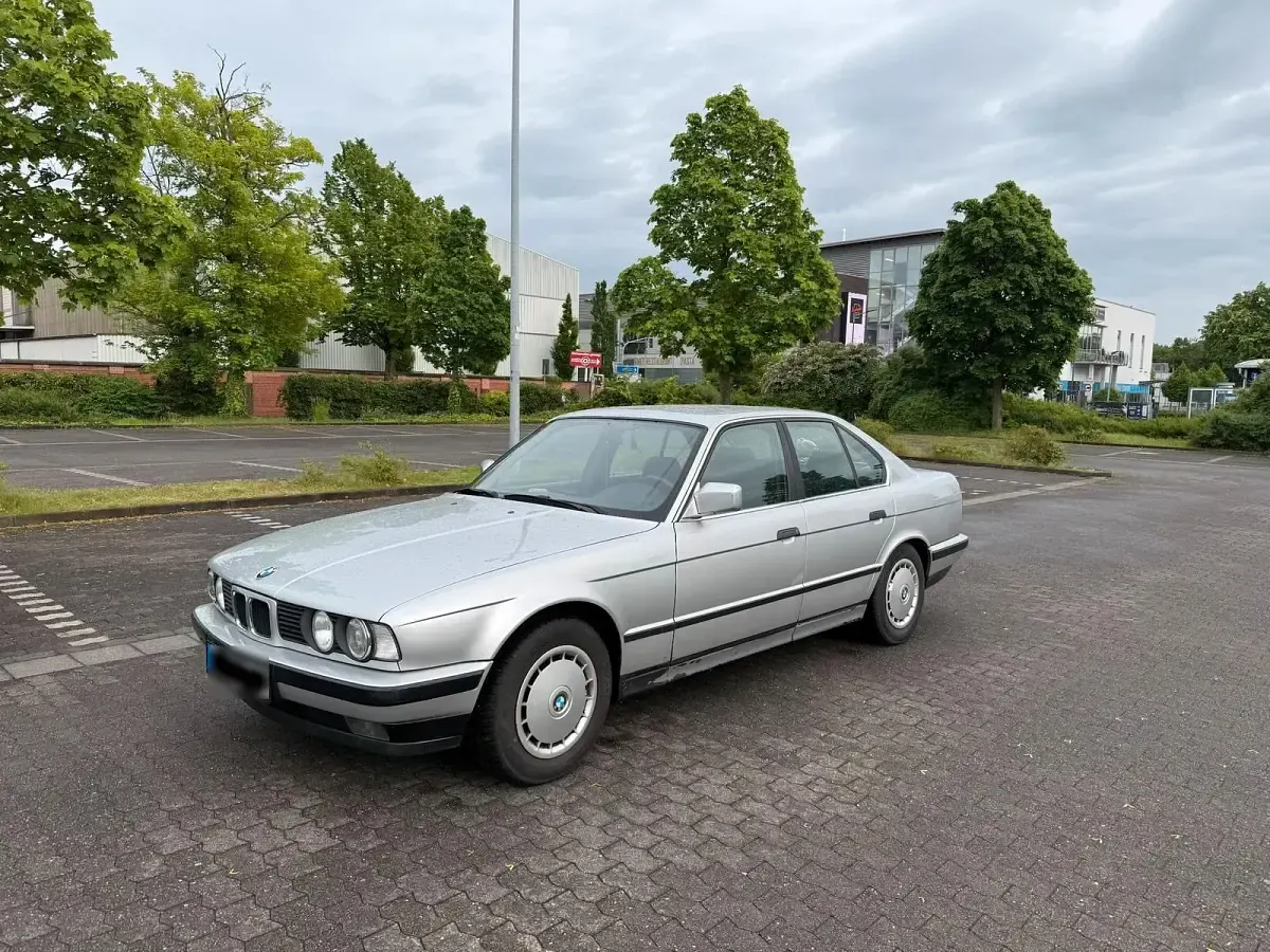 Gebraucht BMW 520 150 PS (110 kW) 1992 Silber Limousine