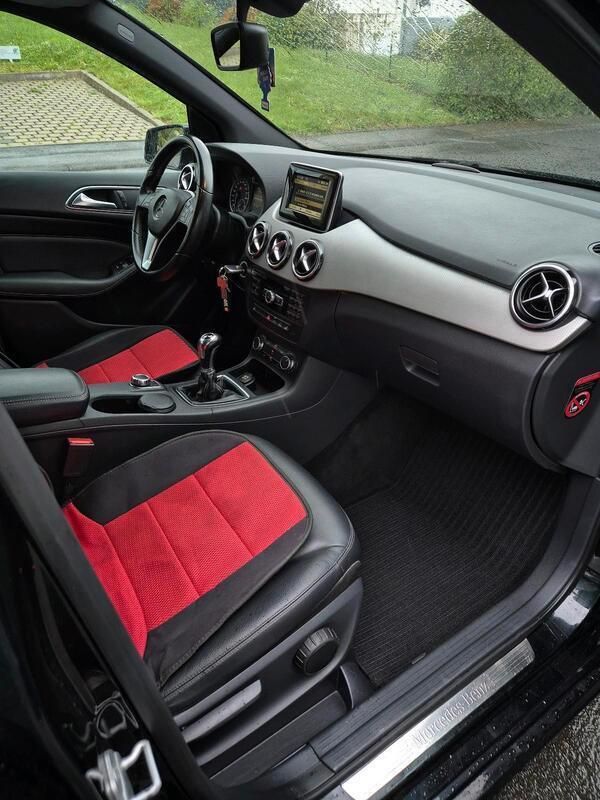 Schwarz Gebraucht 2012 Mercedes B180 Van / Kleinbus | 9.400 € (Superpreis) - Bild 1/4