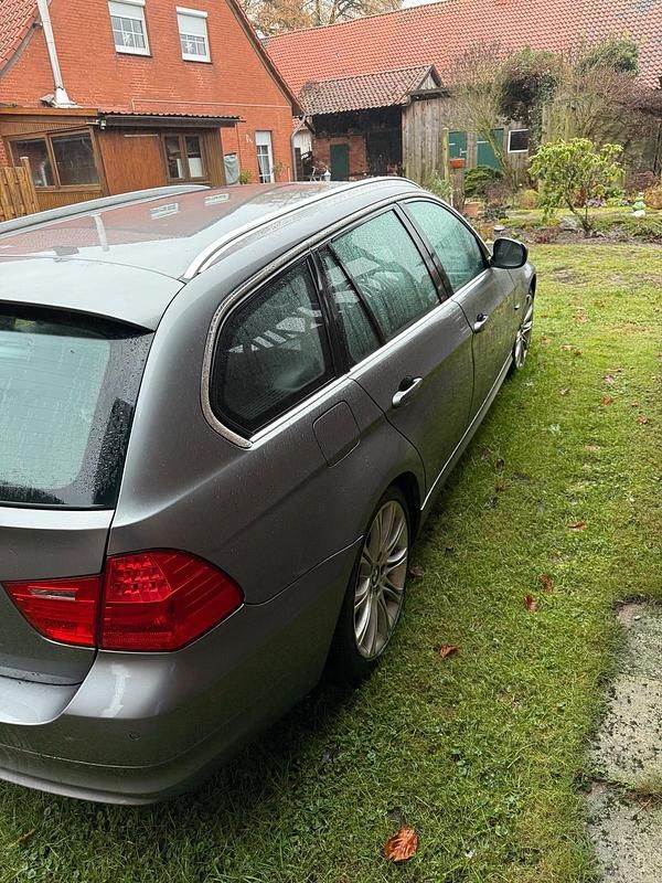 Gebraucht BMW 318 143 PS (105 kW) 2011 Grau Kombi