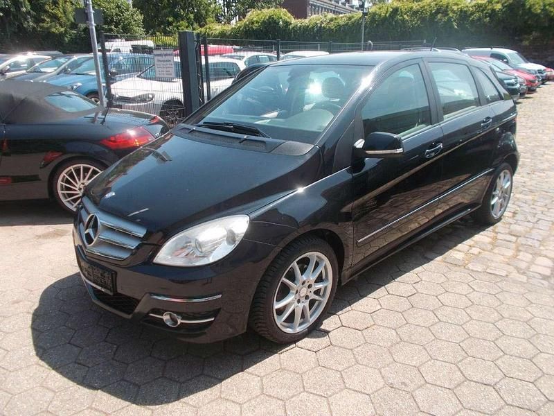 Kosmosschwarz metalliclack Gebraucht 2011 Mercedes B200 Van / Kleinbus | 2.990 € (Etwas zu teuer) - Bild 1/4