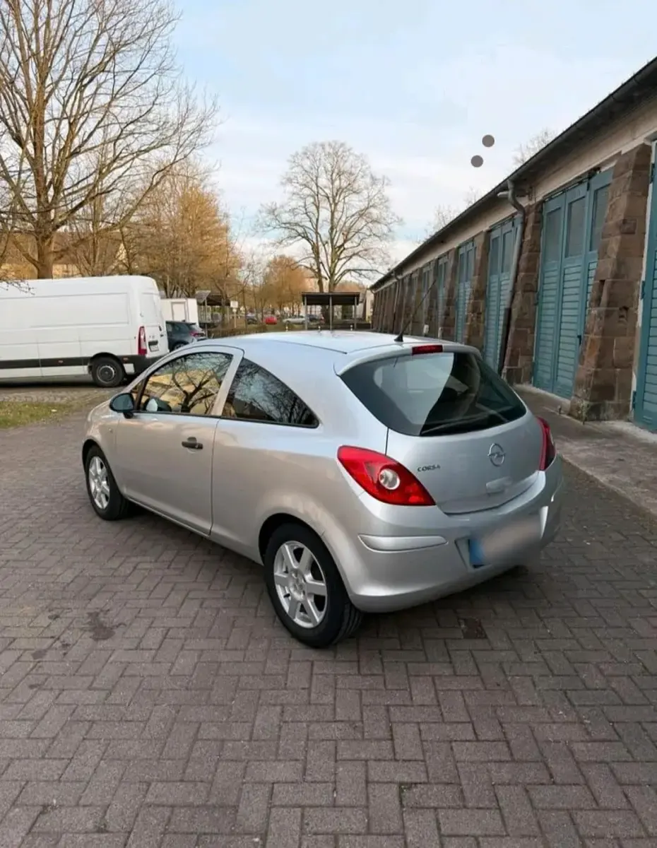 Usado Opel Corsa 80 HP (58 kW) 2009 Prateado Citadino