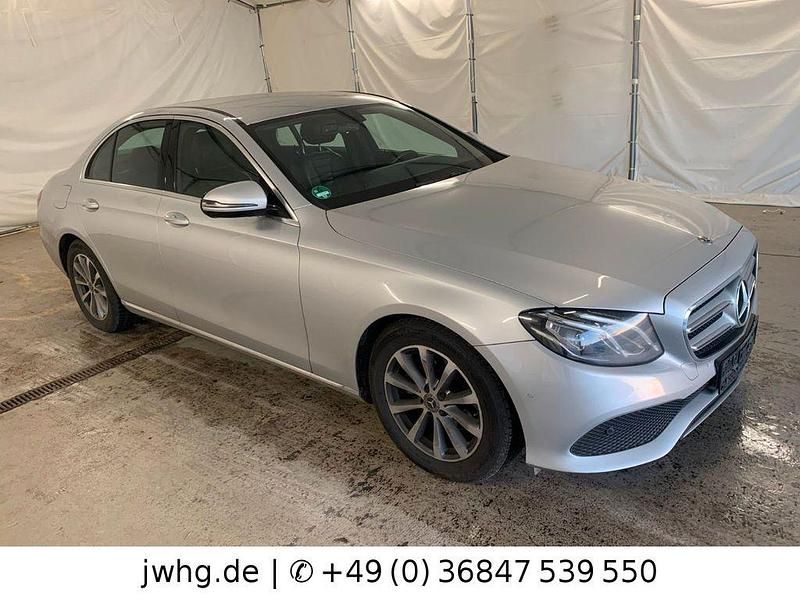 Gebraucht Mercedes E220 Avantgarde 194 PS (142 kW) 2018 Iridiumsilber (metallic) Limousine
