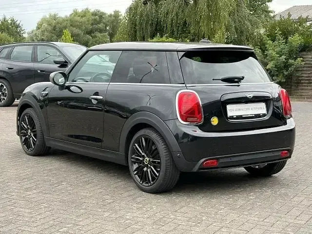 Gebraucht Mini Cooper SE Classic 135 kW (184 PS) 2024 Midnight black ii Kleinwagen