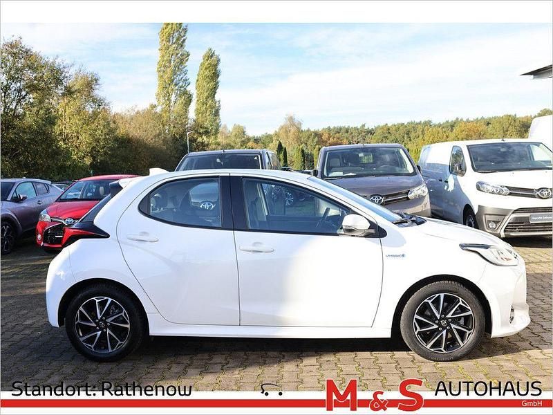 Gebraucht Toyota Yaris Hybrid Team 116 PS (85 kW) 2021 Weiß Limousine