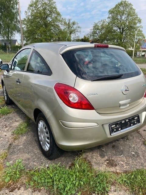 Używany Opel Corsa 60 KM (44 kW) 2009 Beżowy Sedan/Limuzyna