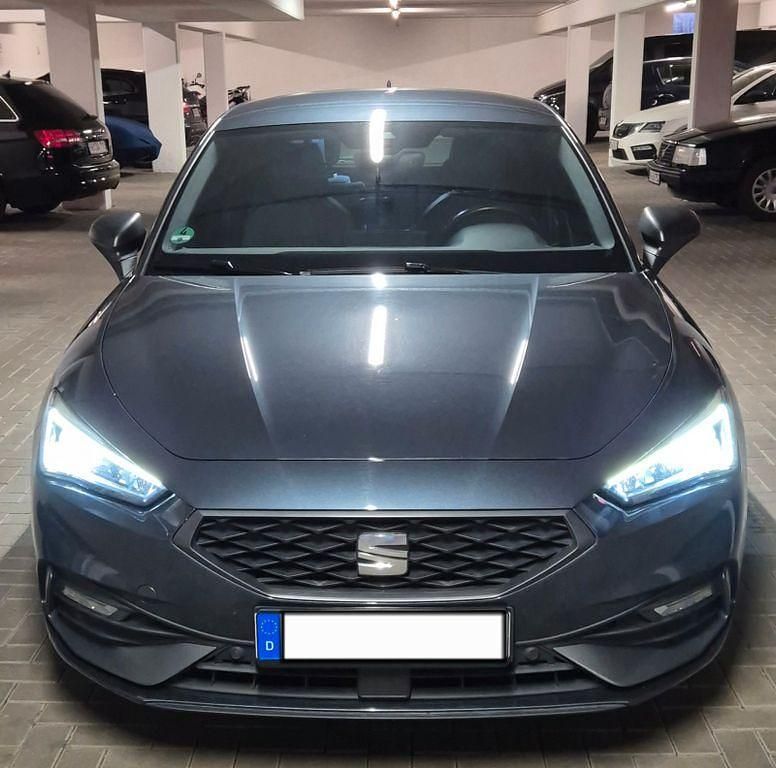 Grau Gebraucht 2020 Seat Leon FR Limousine | 21.499 € (Fairer Preis) - Bild 1/4