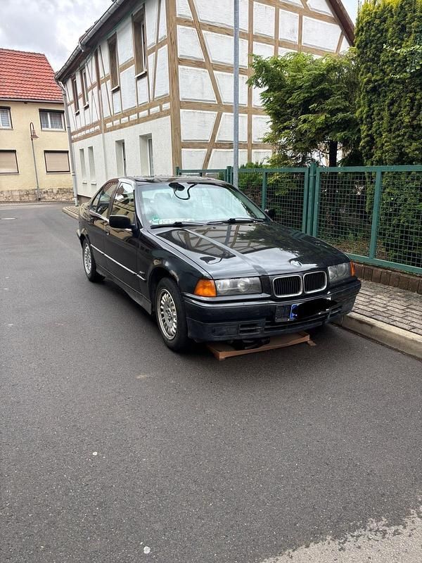 Schwarz Gebraucht 1996 BMW 316 Limousine | 750 € (Superpreis) - Bild 1/4