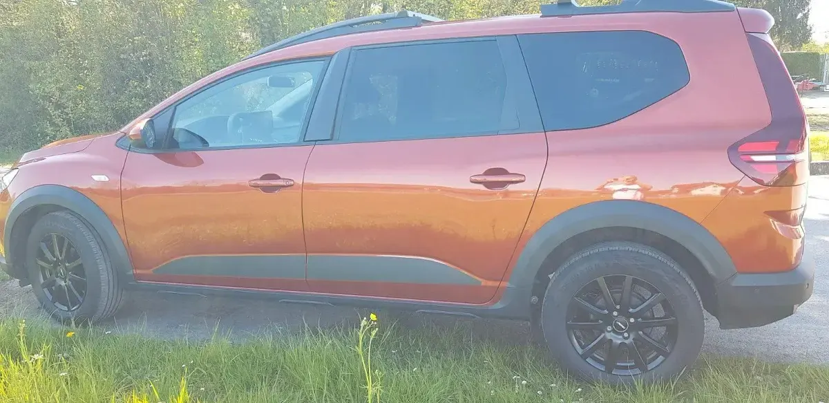 Używany Dacia Jogger Expression 110 KM (80 kW) 2023 Brązowy Minivan