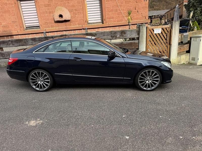 Gebraucht Mercedes E350 Elegance 306 PS (225 kW) 2012 Blau Coupé