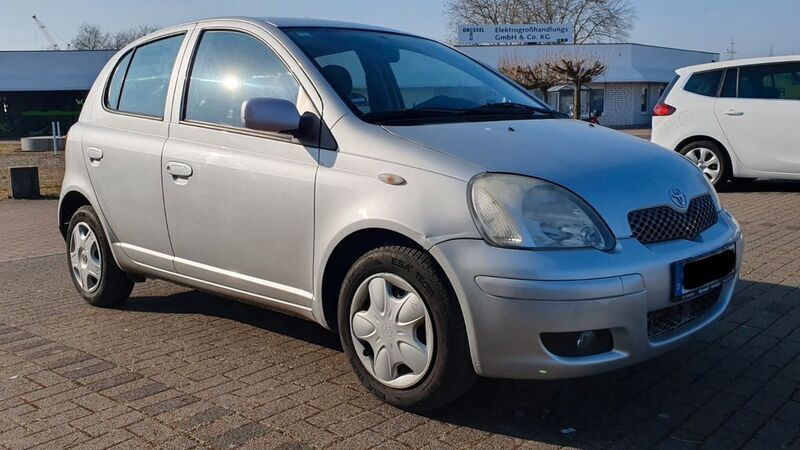 Silber Gebraucht 2005 Toyota Yaris Limousine | 2.100 € (Fairer Preis) - Bild 1/4