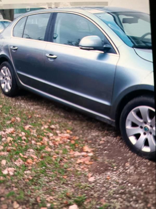 Gebraucht Skoda Superb 160 PS (117 kW) 2012 Silber Limousine