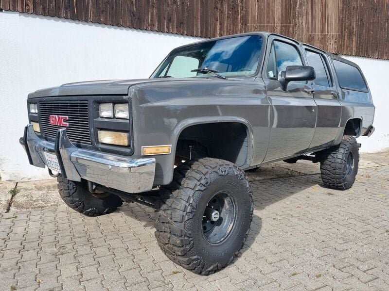Grau Gebraucht 1991 Chevrolet Suburban SUV | 17.990 € - Bild 1/4