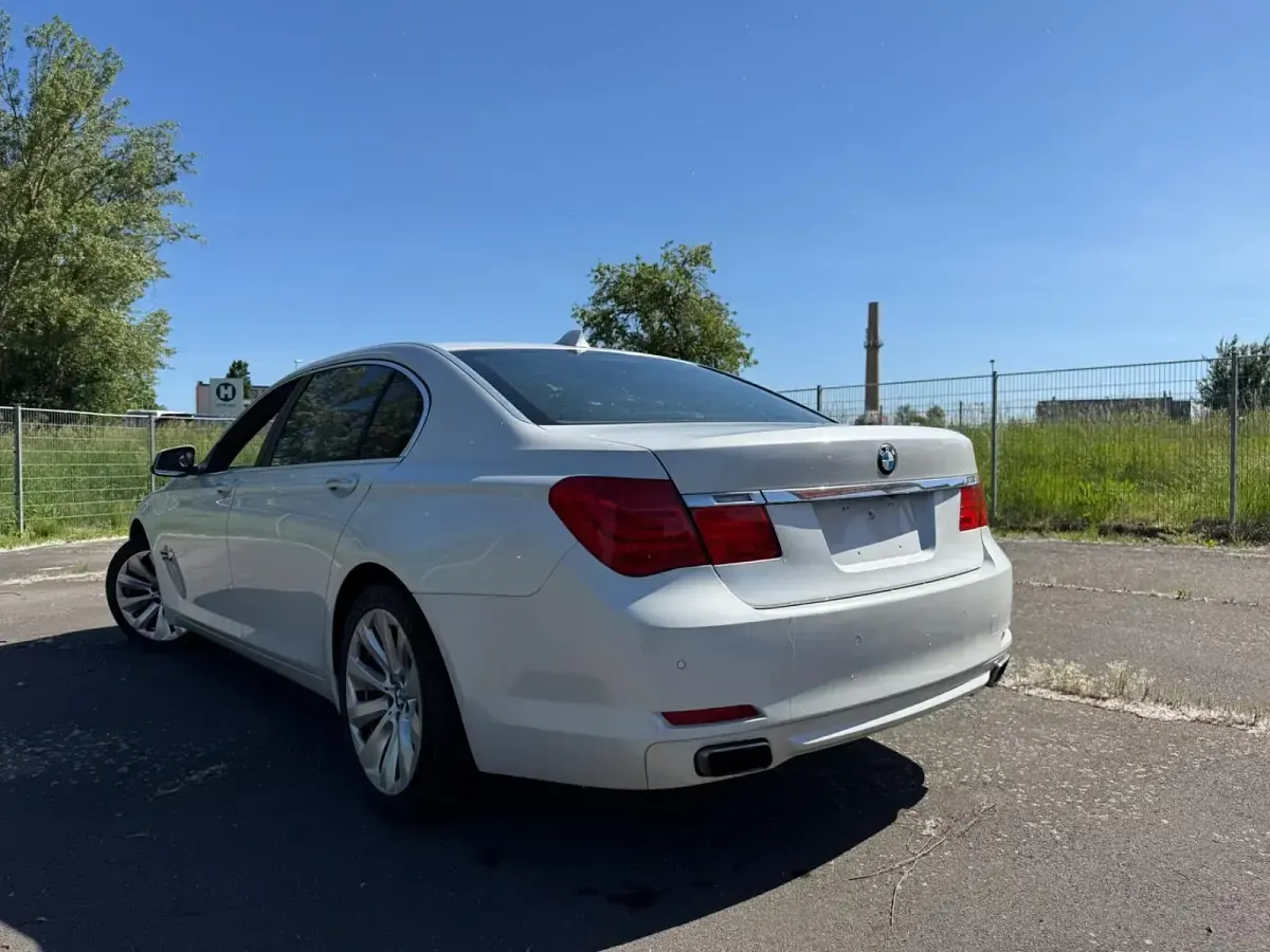 Gebraucht BMW 750 449 PS (330 kW) 2017 Weiß Limousine