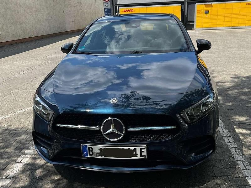 Blau Gebraucht 2021 Mercedes A250 AMG line Limousine | 29.900 € (Etwas zu teuer) - Bild 1/4