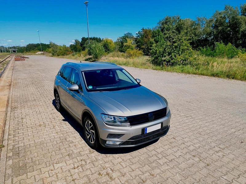 Grau Gebraucht 2018 VW Tiguan Sound SUV | 14.444 € (Fairer Preis) - Bild 1/4