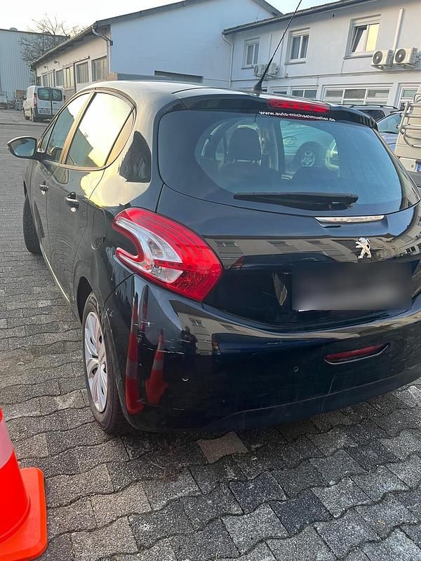 Gebraucht Peugeot 208 69 PS (50 kW) 2015 Schwarz Kleinwagen