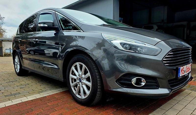 Gebraucht Ford S-MAX Titanium 179 PS (131 kW) 2017 Grau Van / Kleinbus