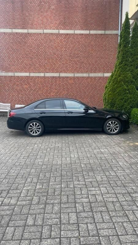 Schwarz Gebraucht 2017 Mercedes E200 Limousine | 15.200 € (Superpreis) - Bild 1/4