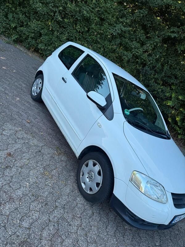 Weiß Gebraucht 2010 VW Fox Kleinwagen | 2.400 € - Bild 1/4