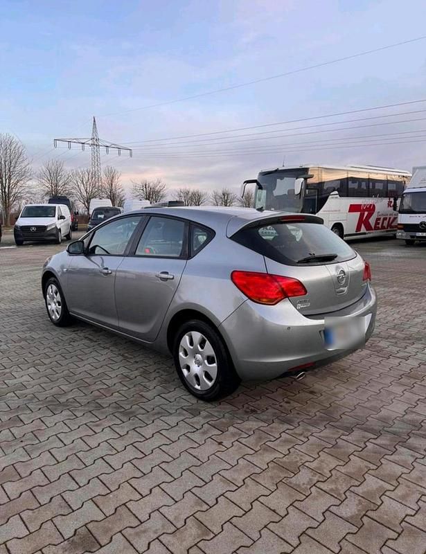 Gebraucht Opel Astra Edition 140 PS (102 kW) 2010 Grau Kleinwagen