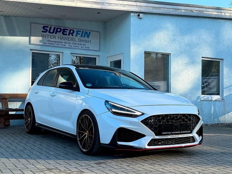Weiß Gebraucht 2023 Hyundai i30 N Performance Limousine | 25.990 € (Superpreis) - Bild 1/4