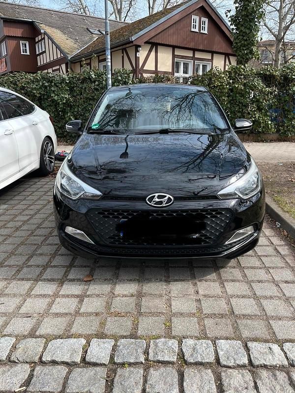 Gebraucht Hyundai i20 74 PS (54 kW) 2016 Schwarz Kleinwagen