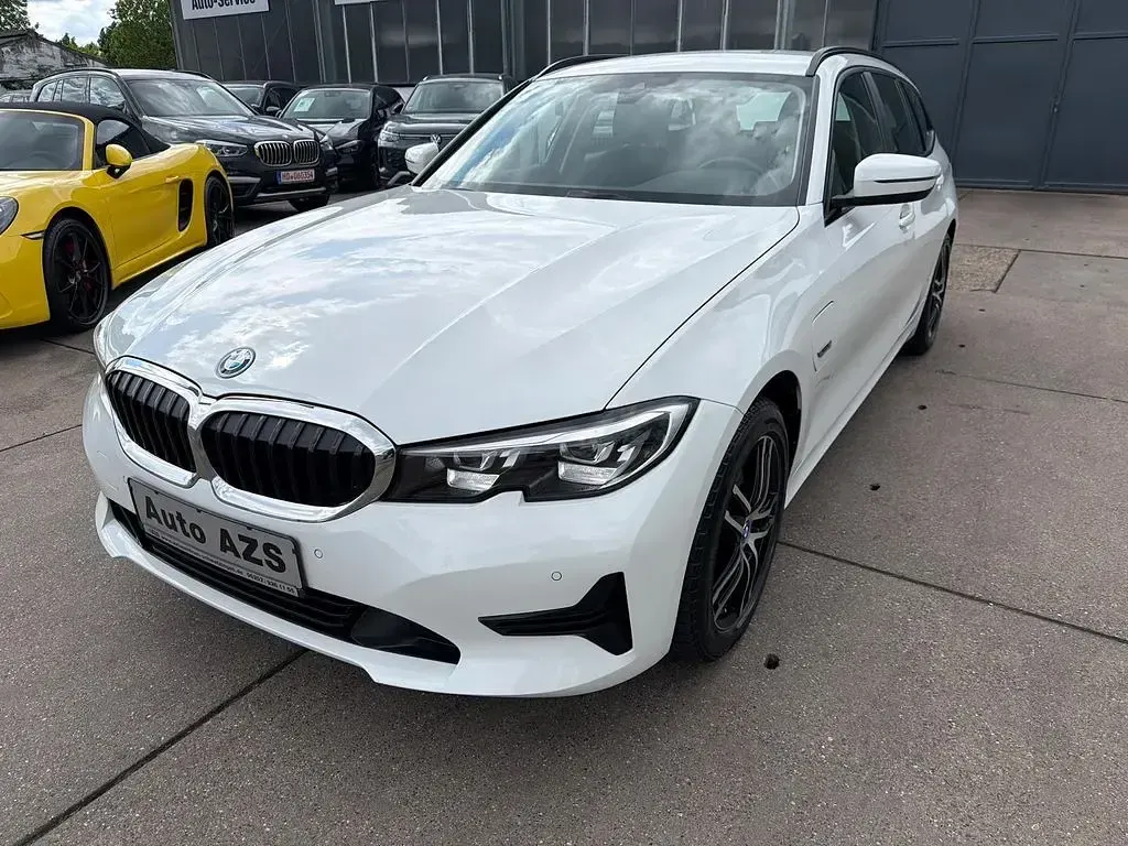Gebraucht BMW 320e 163 PS (119 kW) 2022 Weiß Limousine