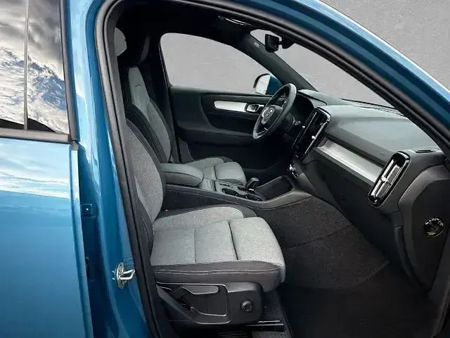 Używany Volvo XC40 Core 163 KM (119 kW) 2024 Niebieski SUV