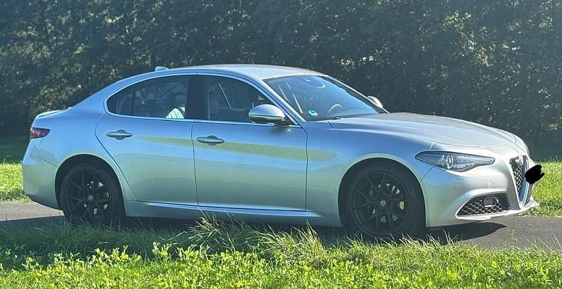 Silber Gebraucht 2016 Alfa Romeo Giulia Super Limousine | 10.900 € (Fairer Preis) - Bild 1/4