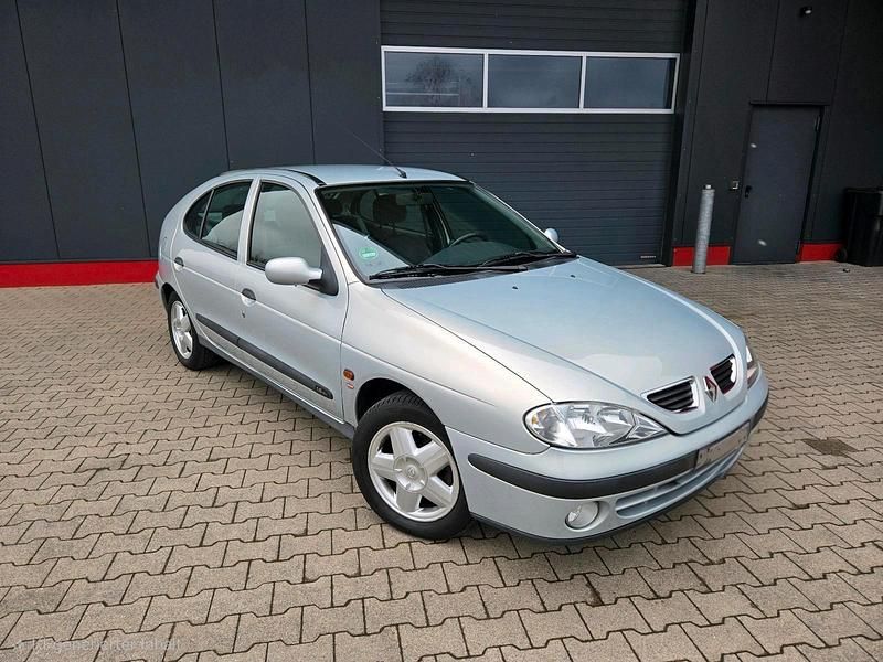 Gebraucht Renault Mégane 106 PS (77 kW) 2000 Silber Limousine