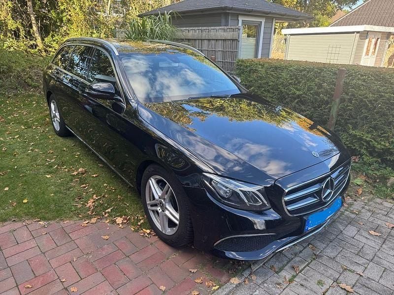Schwarz Gebraucht 2018 Mercedes E200 Limousine | 16.900 € (Guter Preis) - Bild 1/4
