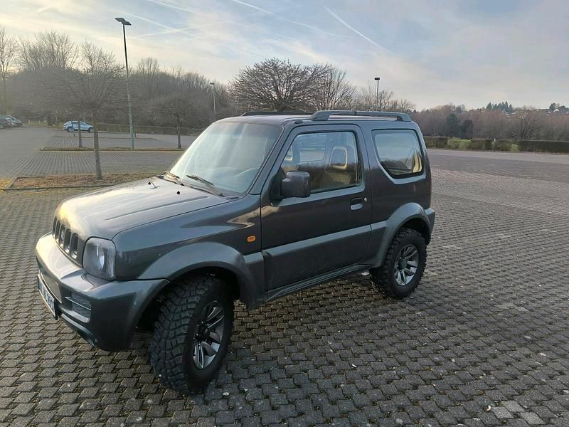 Grau Gebraucht 2012 Suzuki Jimny SUV | 10.350 € (Fairer Preis) - Bild 1/4