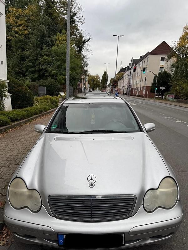 Grün Gebraucht 2002 Mercedes C180 Classic Limousine | 1.999 € (Superpreis) - Bild 1/4