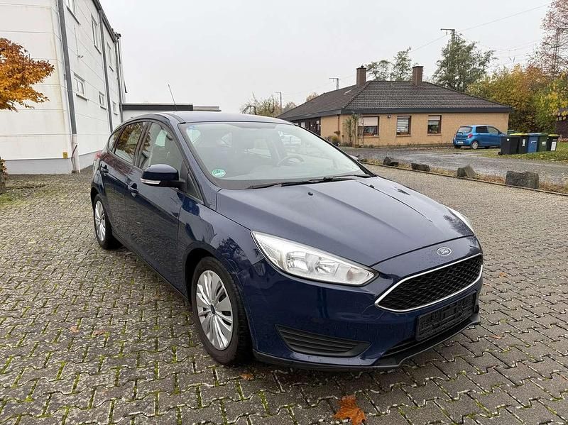 Blau Gebraucht 2015 Ford Focus Trend Limousine | 4.990 € (Fairer Preis) - Bild 1/4