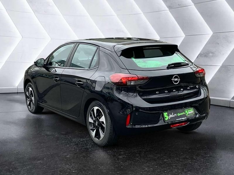 Gebraucht Opel Corsa-e Edition 100 kW (136 PS) 2023 Lackierung schwarz perla nera/ Kleinwagen