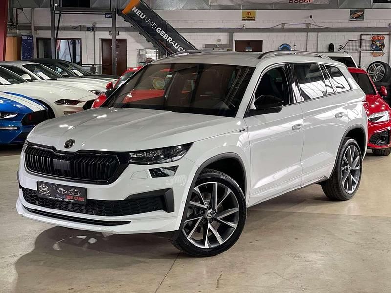 Bila moon/moon white Gebraucht 2024 Skoda Kodiaq SportlinePlus SUV | 47.900 € (Fairer Preis) - Bild 1/4