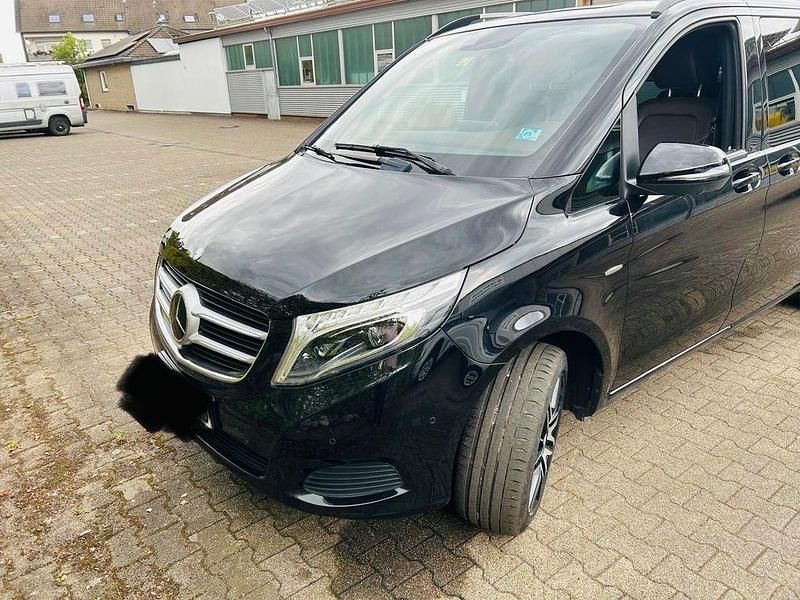 Schwarz Gebraucht 2016 Mercedes V250 Avantgarde Van / Kleinbus | 40.500 € (Etwas zu teuer) - Bild 1/4