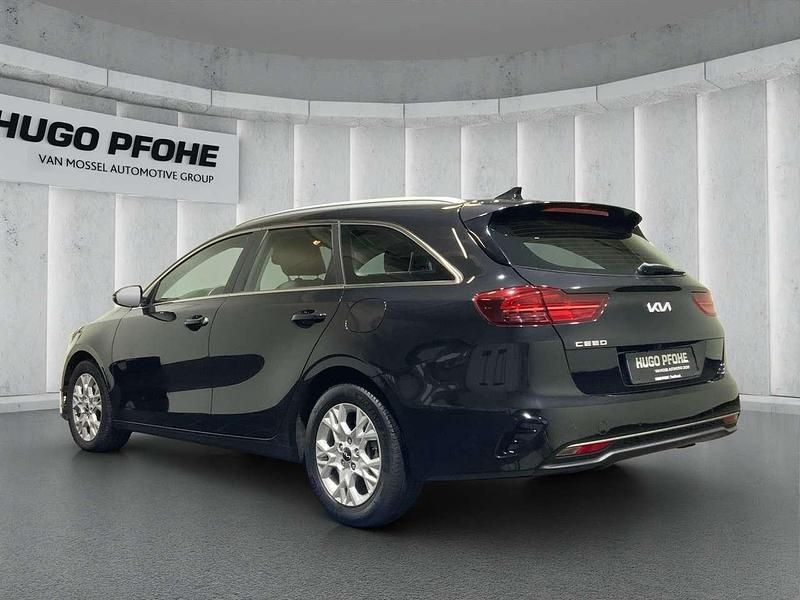 Gebraucht Kia Ceed 120 PS (88 kW) 2024 (1k) black pearl m (metallisch schwarz) Kleinwagen