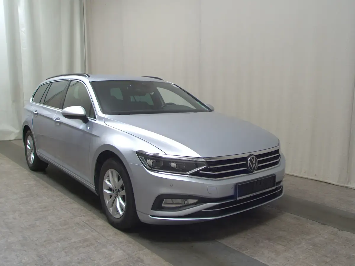 Używany VW Passat Pro 150 KM (110 kW) 2023 Srebrny Kombi