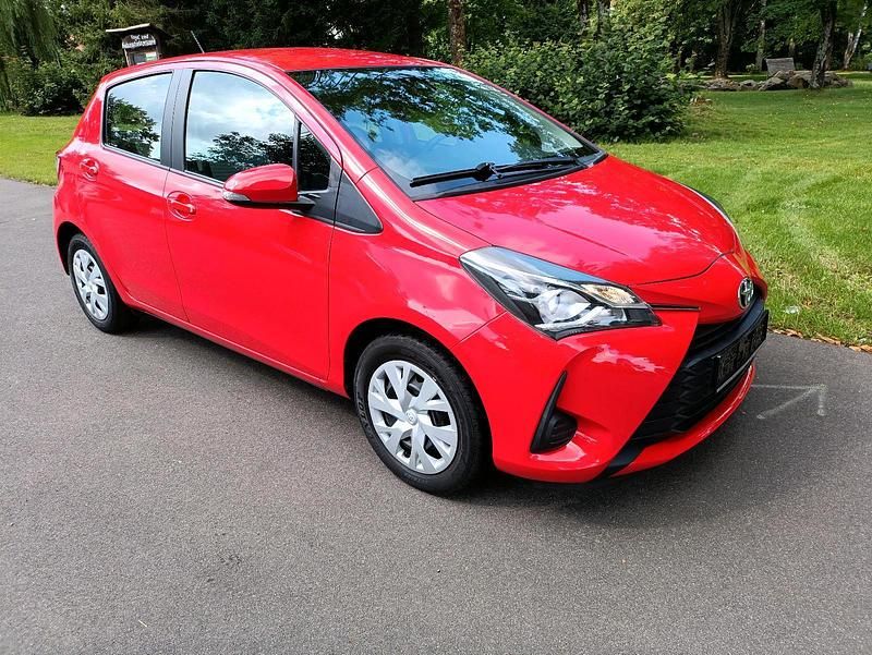 Rot Gebraucht 2017 Toyota Yaris Comfort Kleinwagen | 11.690 € (Etwas zu teuer) - Bild 1/4