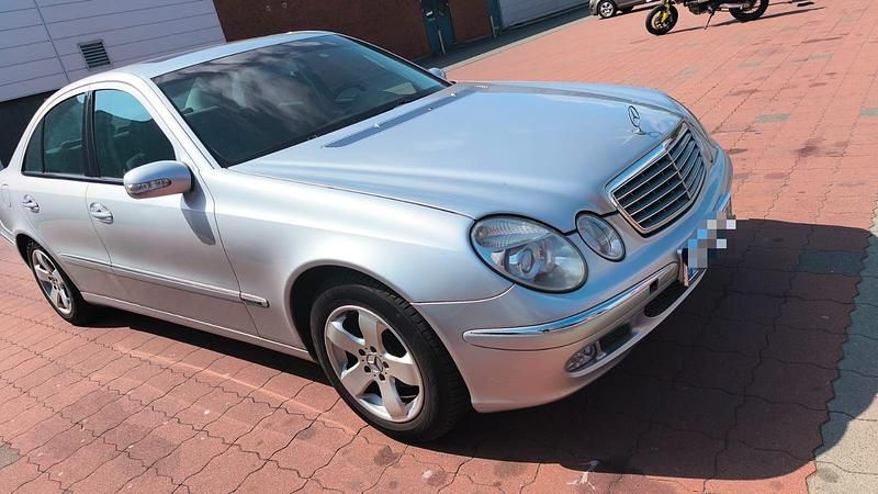 Gebraucht Mercedes E220 150 PS (110 kW) 2002 Silber Limousine