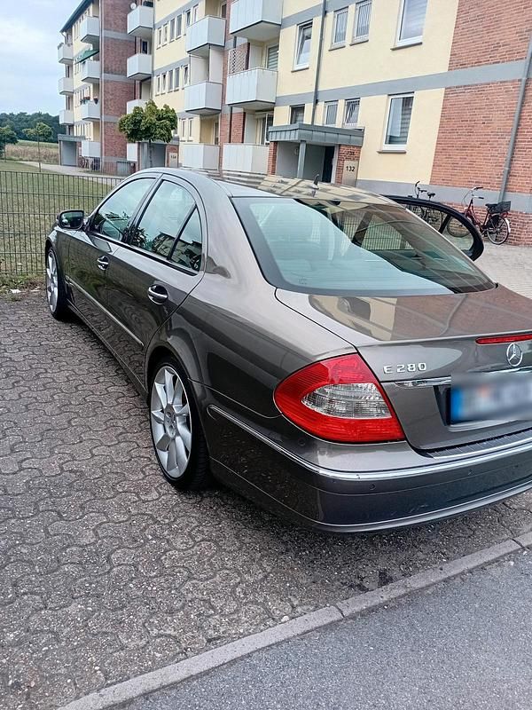 Gebraucht Mercedes E280 Avantgarde 190 PS (139 kW) 2006 Grau Limousine
