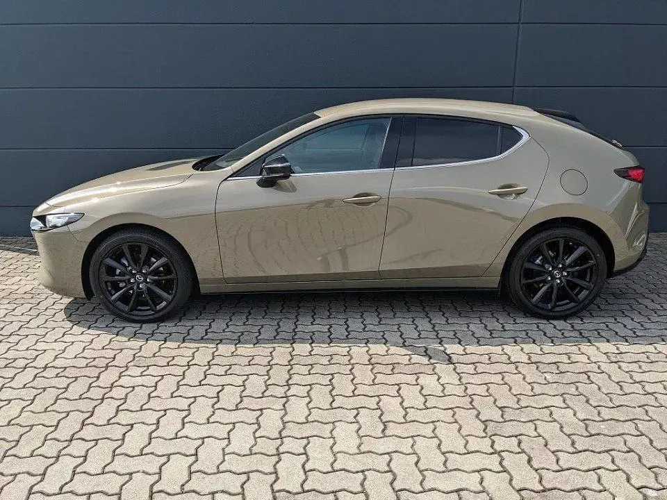 Neu Mazda 3 Nagisa 140 PS (102 kW) 2026 Zircon sand metallic Limousine