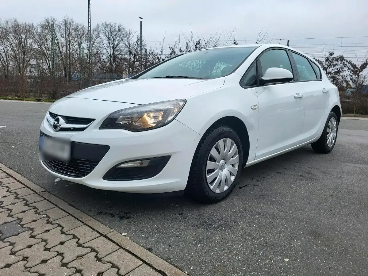 Gebraucht Opel Astra 110 PS (80 kW) 2013 Weiß Limousine